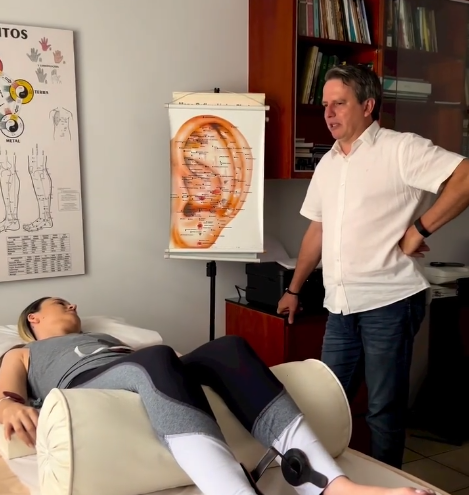 Flávio Wegner em consulta com paciente na clínica