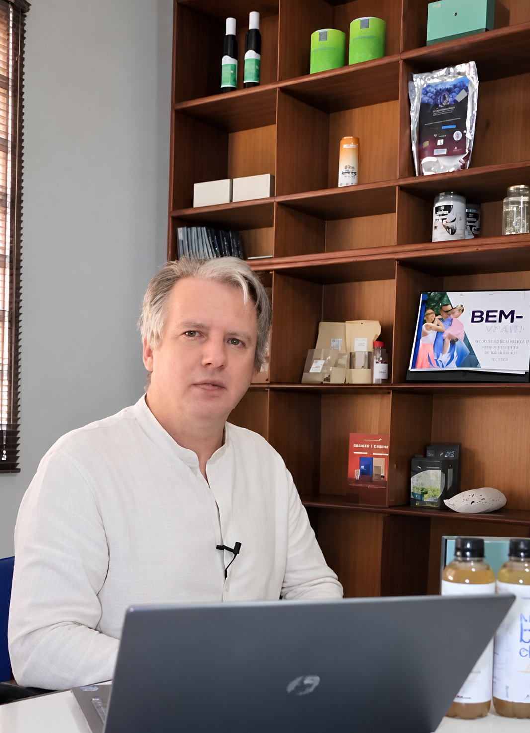 Flávio Wegner no consultório da Clínica de Terapias Naturais