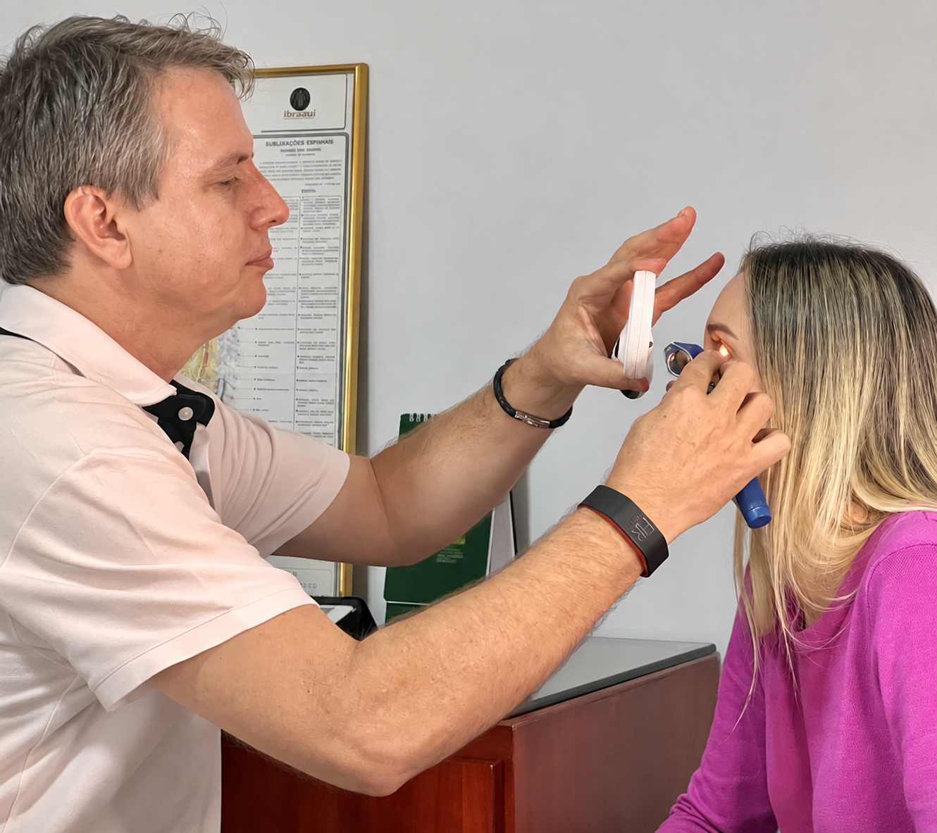 Flávio Wegner realizando exame de iridologia na Clínica de Terapias Naturais